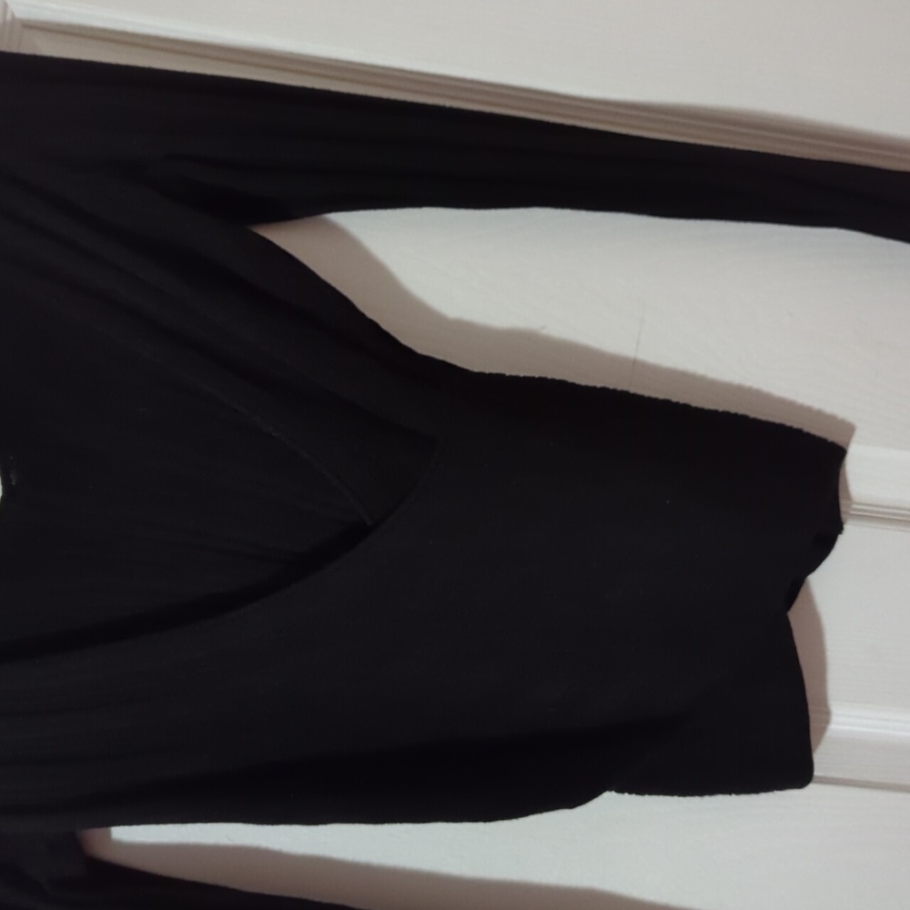 GUESS Ribbed V-Neck Low Back Sweater - Picture 2 of 5
